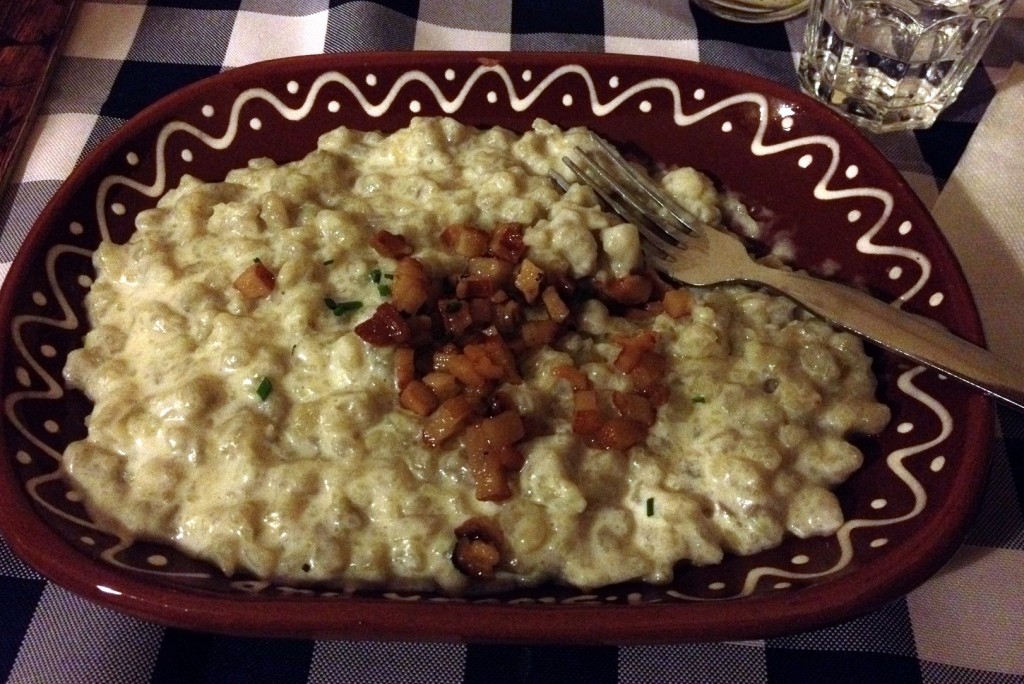 Manger du Bryndzové halušky au Slovak pub