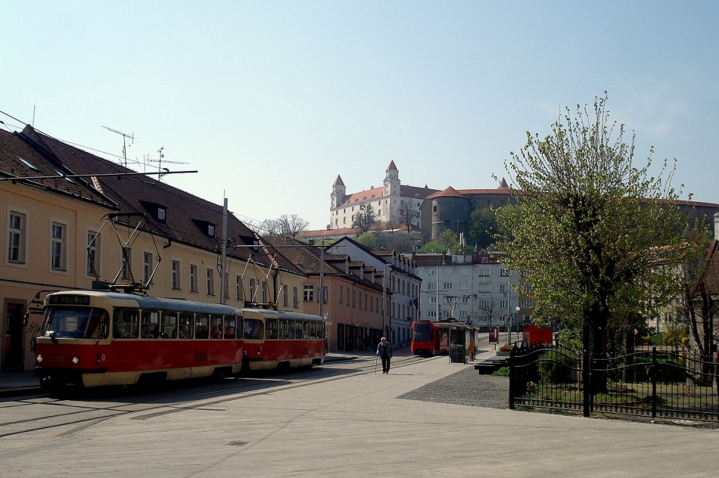 Le tram et le château de Bratislava en Slovaquie