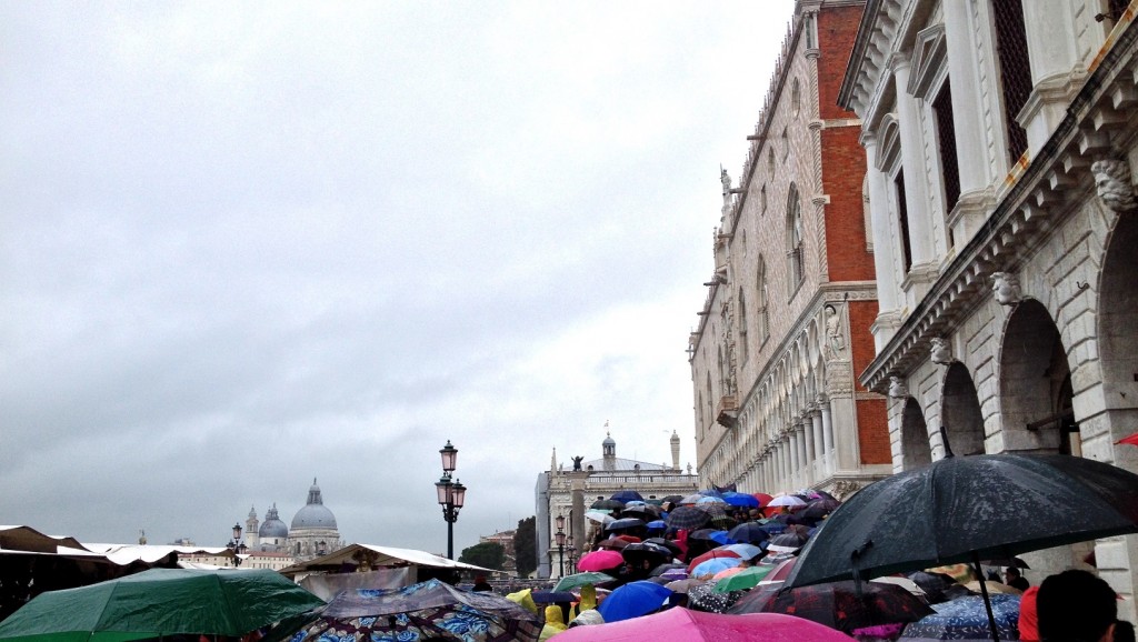 Une marée de parapluies dans les rues de Venise