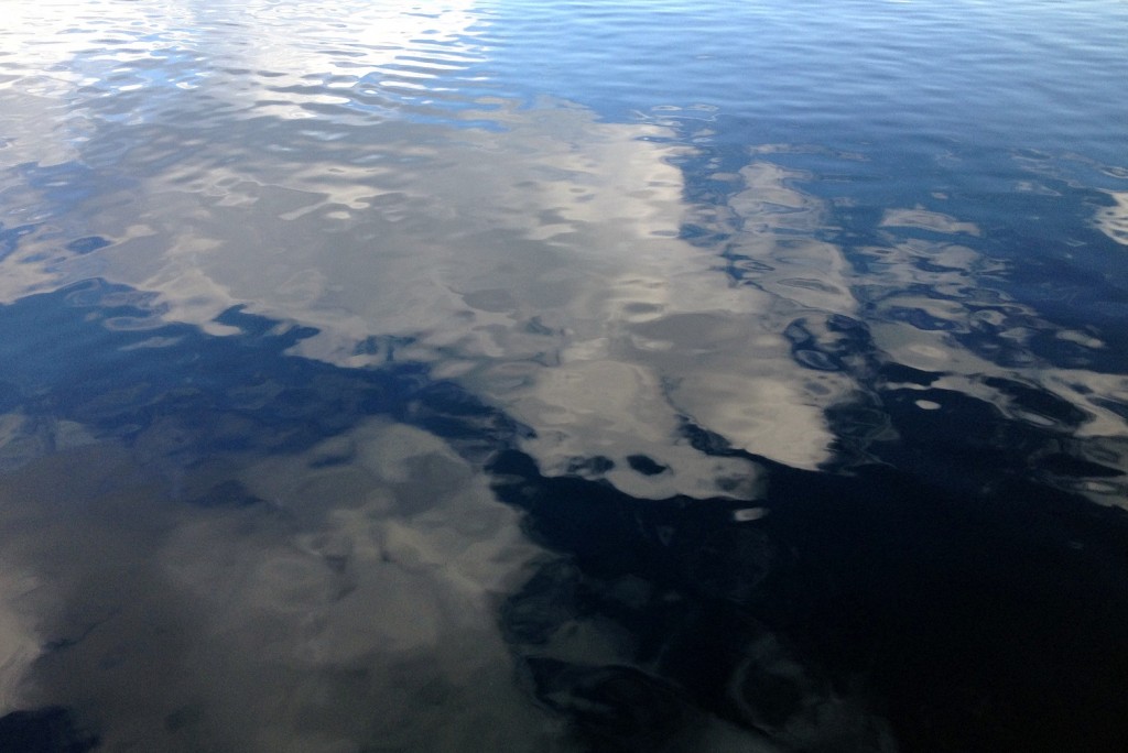 Reflets dans l'eau du lac Bled, village carte postale en Slovénie