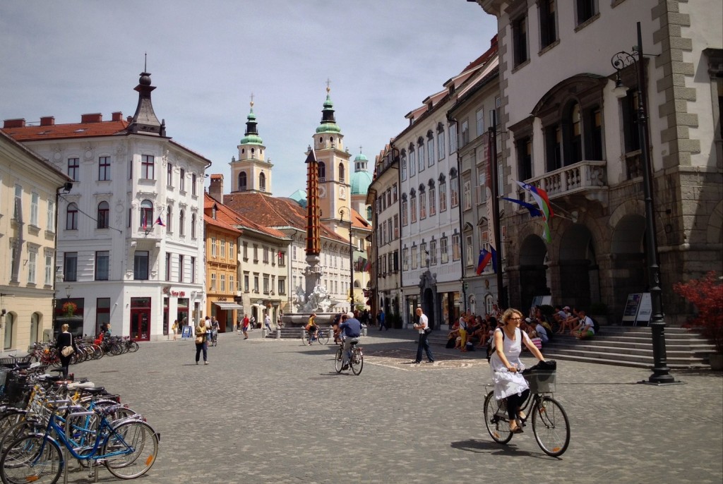 Faire du vélo dans les rues de Ljubljana en Slovénie