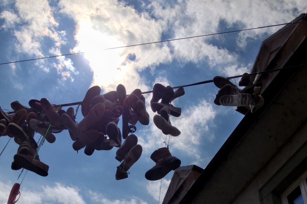 Chaussures suspendues dans les rues qui mènent à Metelkova