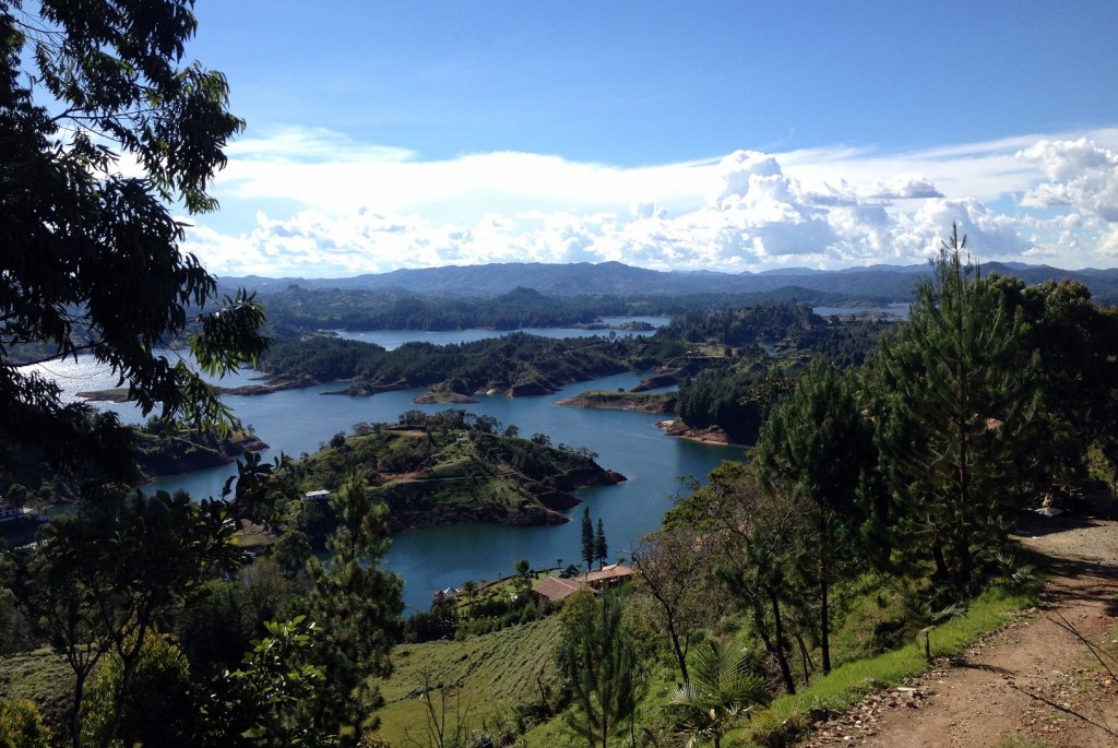 Paysage et eau autour du rocher El Penol Antioquia Colombie