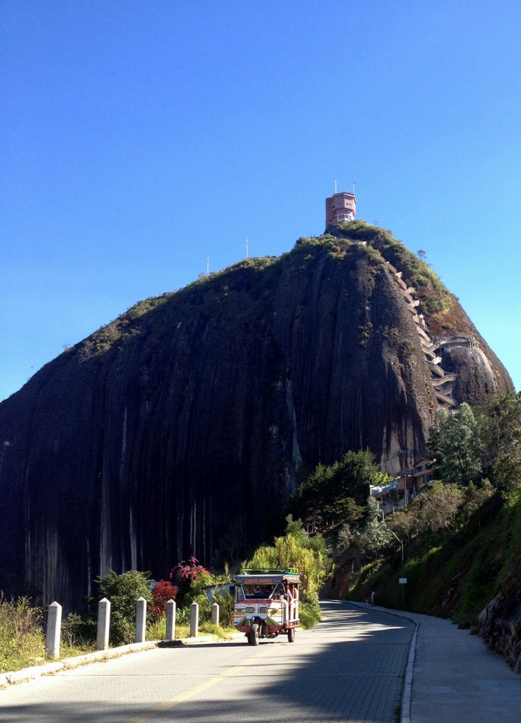 Le rocher El Penol et un Tuk Tuk Antioquia Colombie