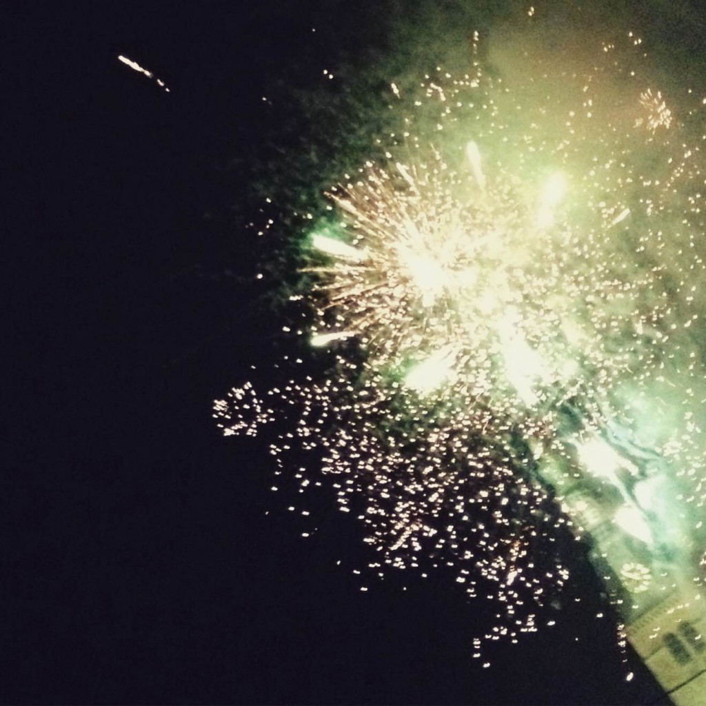 Feux d'artifice et clocher d'une église