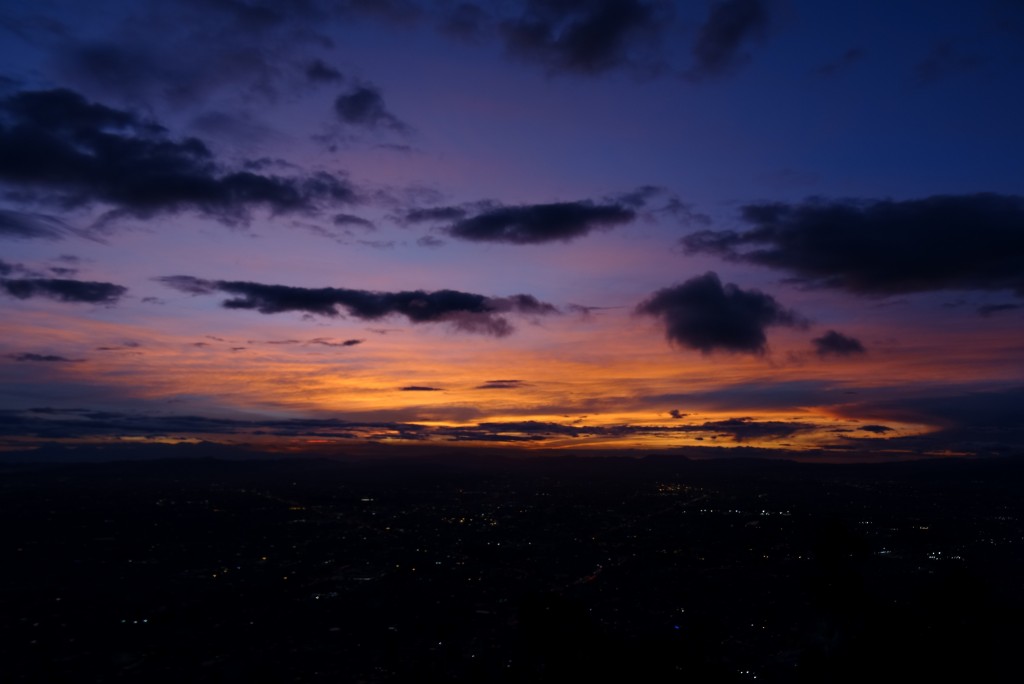 Bogota es bella - Coucher de soleil depuis Montserrate en Colombie