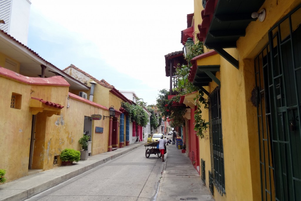 Rue aux maisons jaunes à Carthagène des Indes