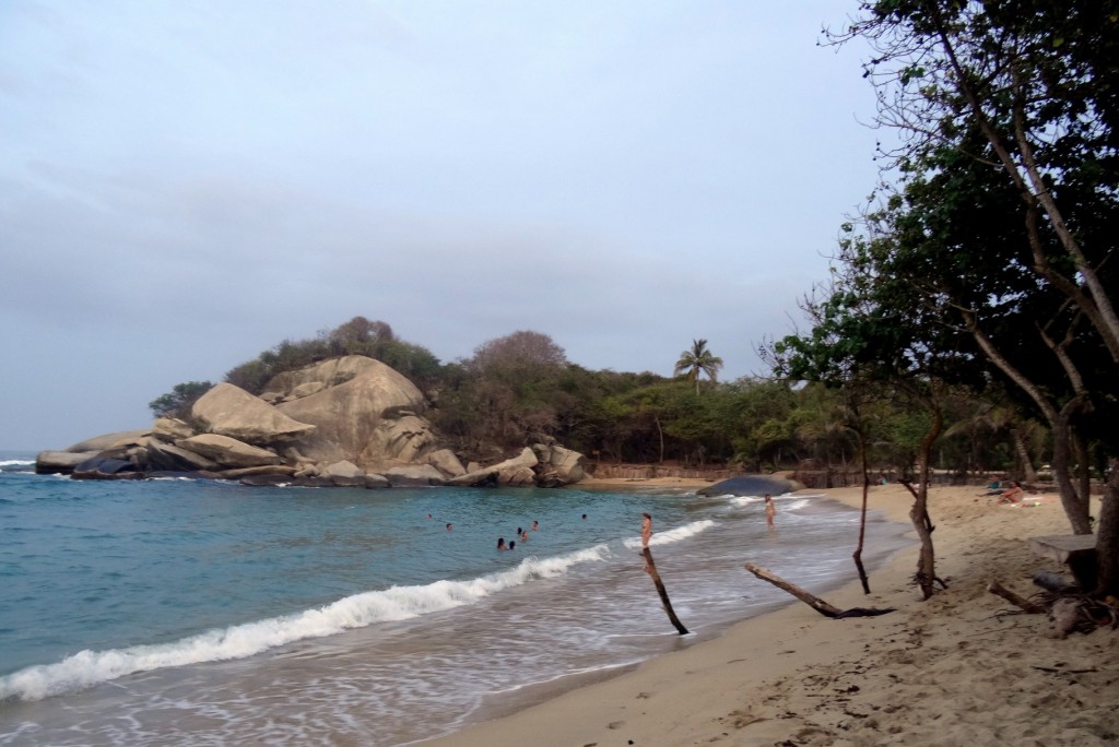 Plage, vagues et rochers à Cabo San Juan Tayrona en Colombie