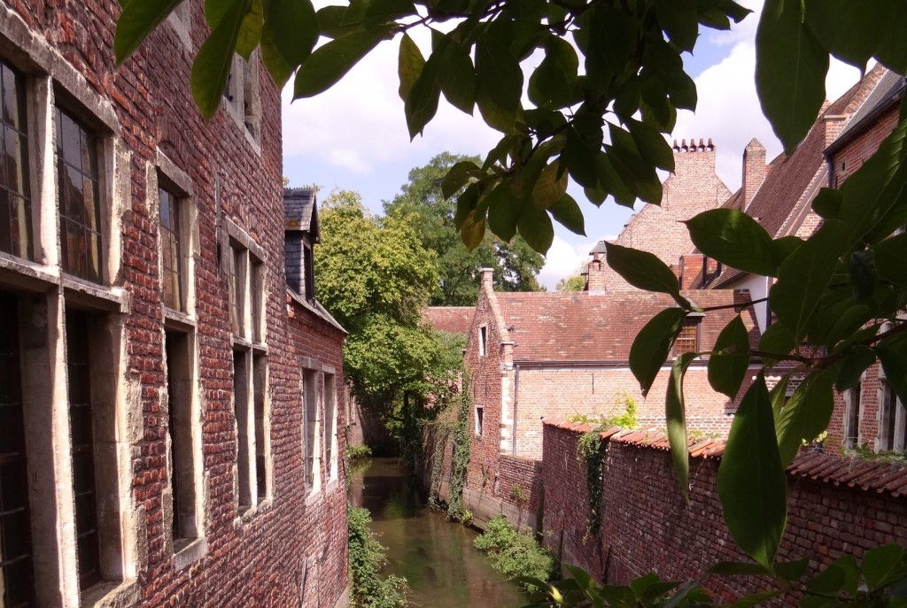 Canal dans le grand béguinage à Louvain