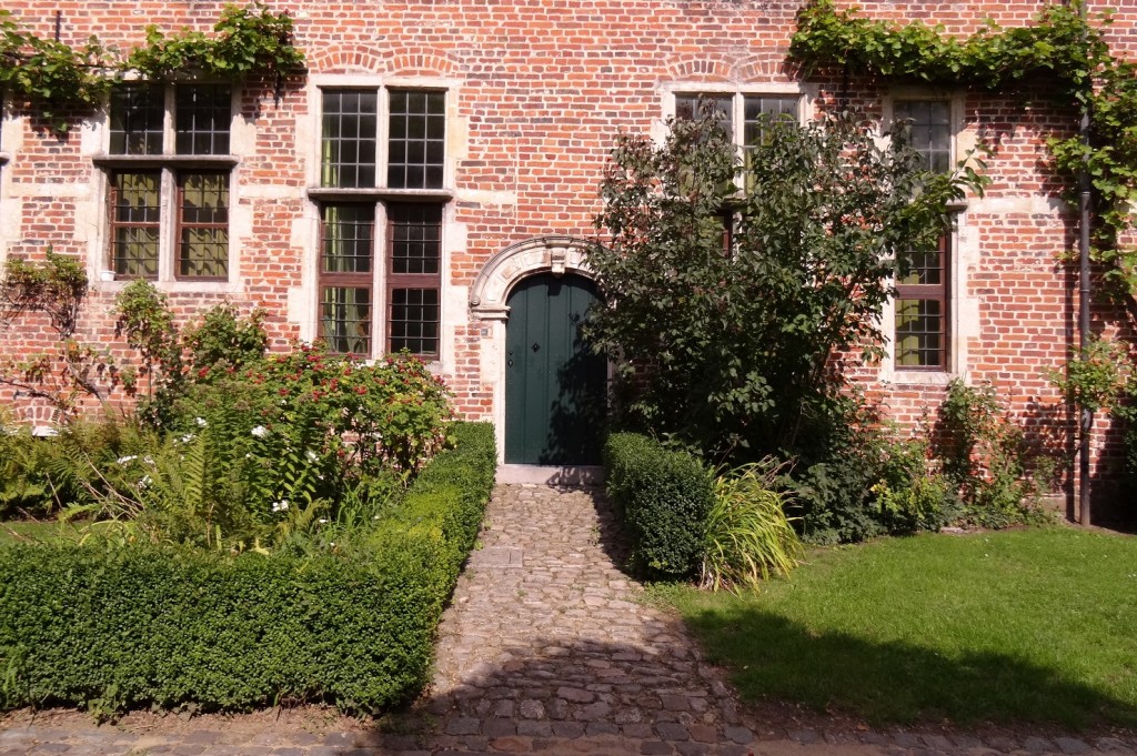 Jolie porte verte dans  le grand béguinage à Louvain