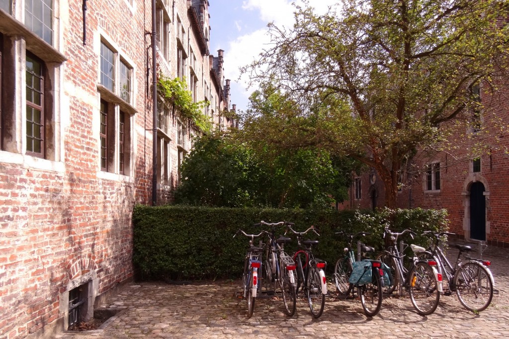 Vélos dans  le grand béguinage à Louvain