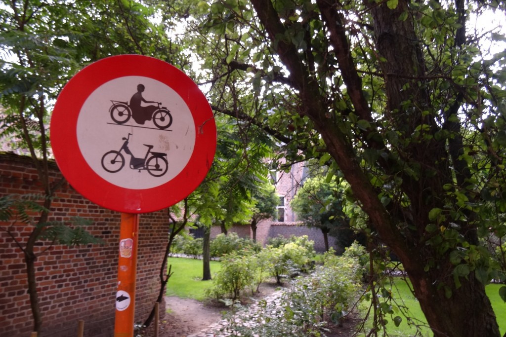 Panneau de signalisation dans le grand béguinage à Louvain