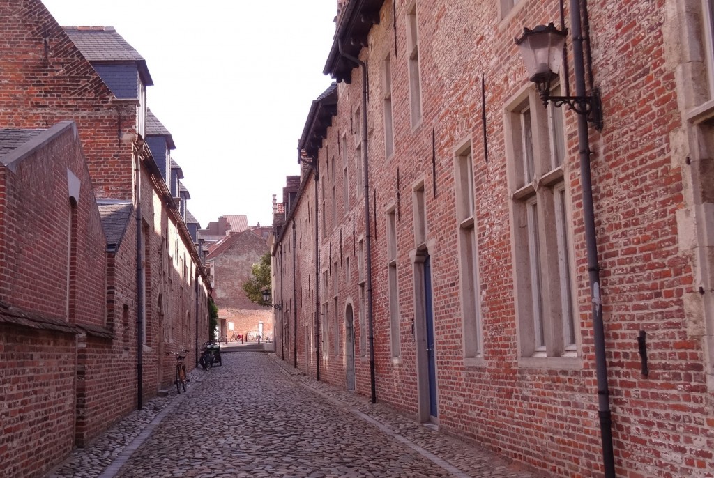 Petite rue dans  le grand béguinage à Louvain