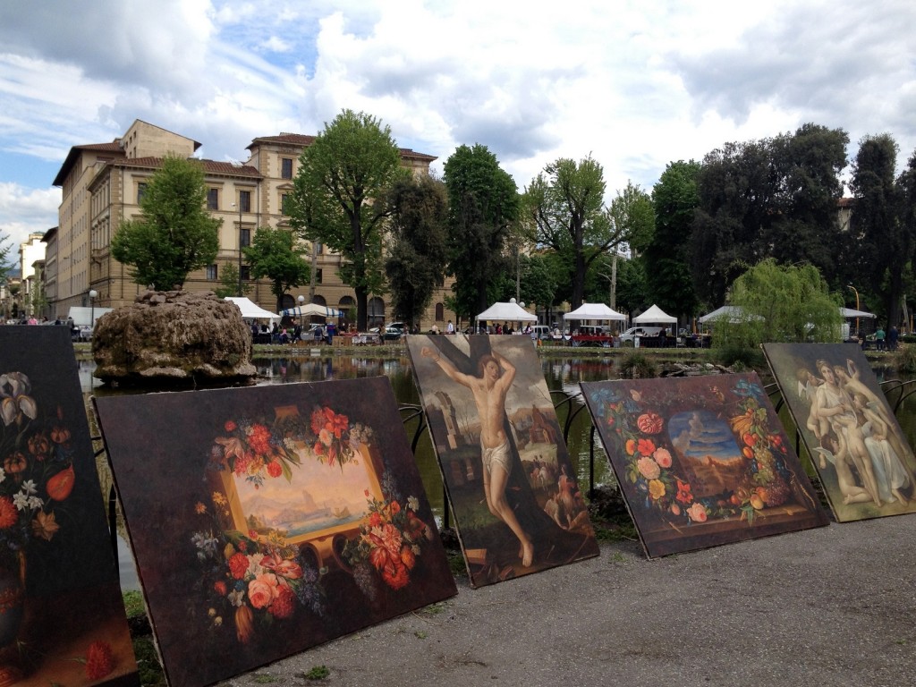 Oeuvres d'art dans un marché aux puces à Florence en Italie