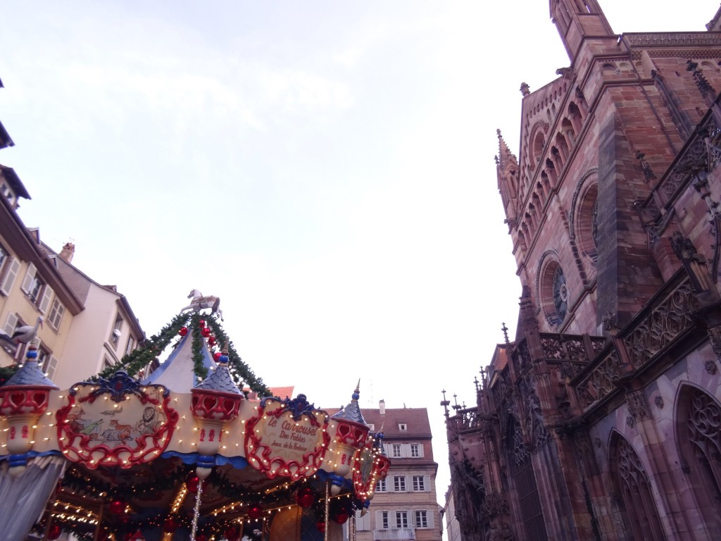 Carrousel et cathédrale au marché de Noël de Strasbourg