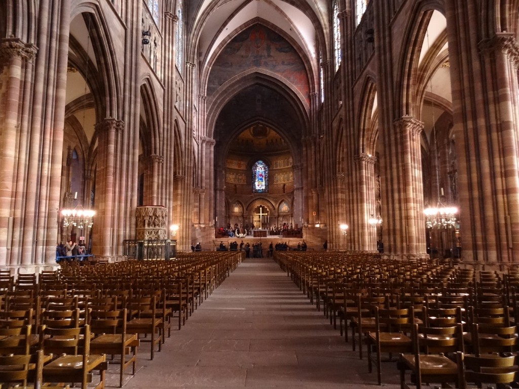 Allée centrale de la cathédrale Notre-Dame de Strasbourg