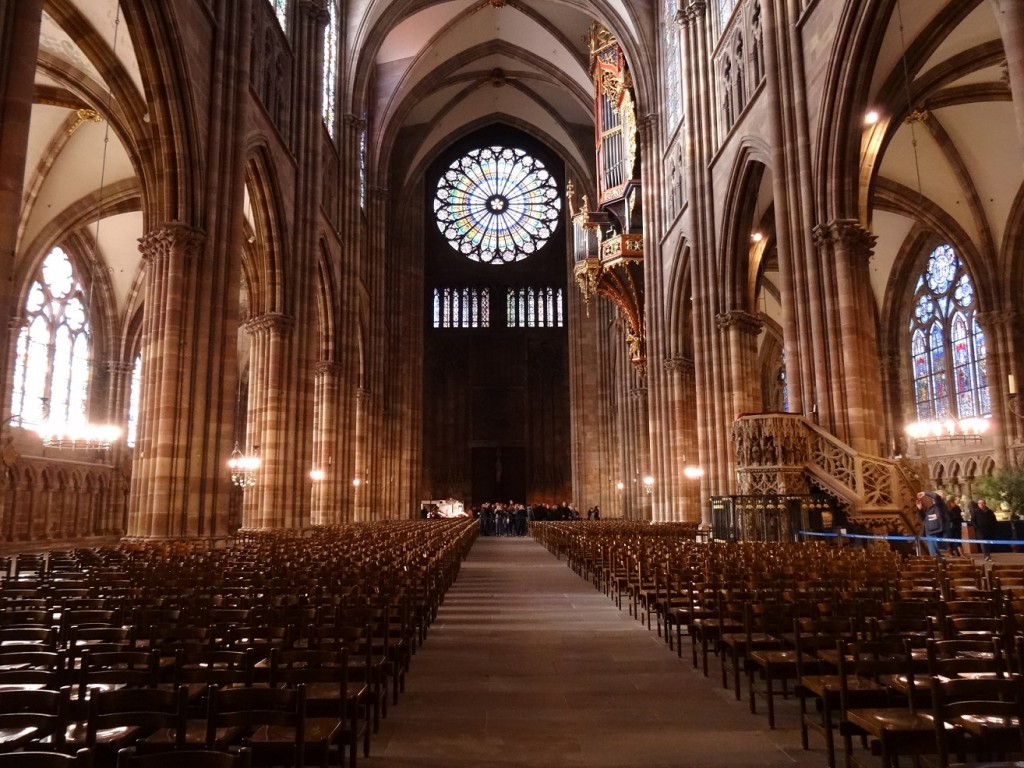 Rosasse sur la façade de la cathédrale Notre-Dame de Strasbourg (vue de l'intérieur)