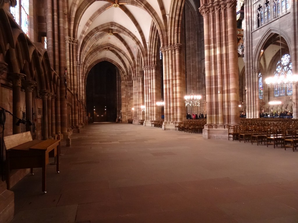 Allée dans la cathédrale Notre-Dame de Strasbourg