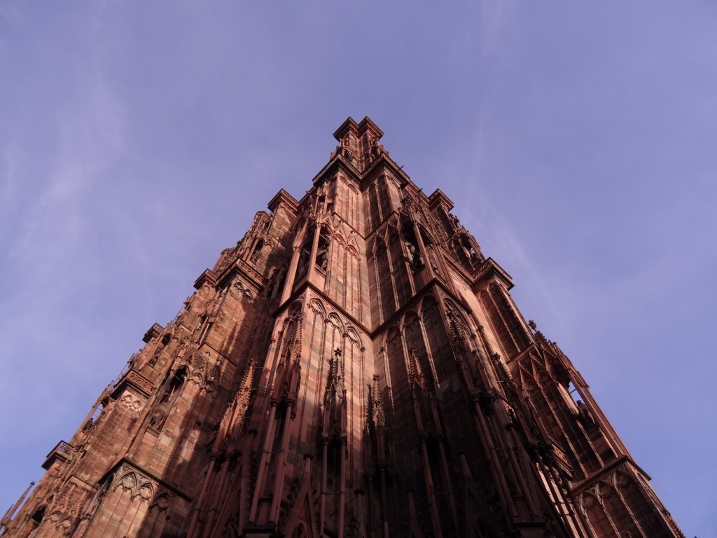 Jeux d'ombres et teintes rosées de la cathédrale Notre-Dame de Strasbourg