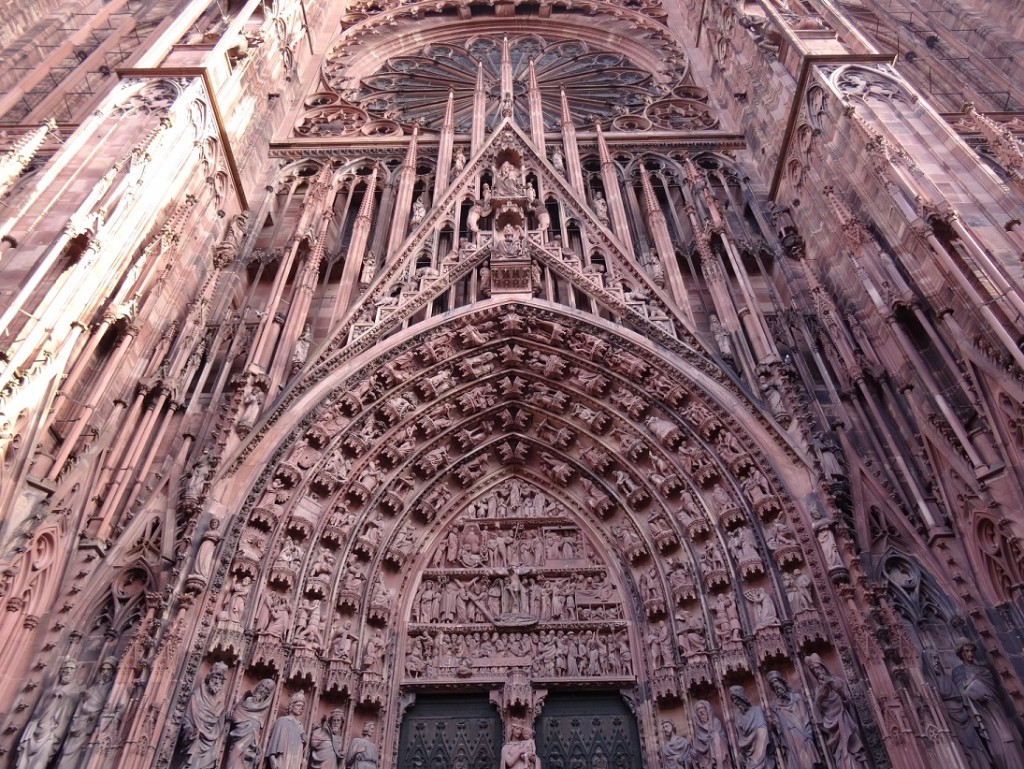 Statues au dessus de la porte d'entrée de la cathédrale Notre-Dame de Strasbourg