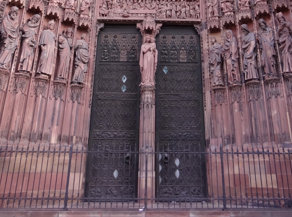 Portes vertes à l'entrée de la cathédrale Notre-Dame de Strasbourg