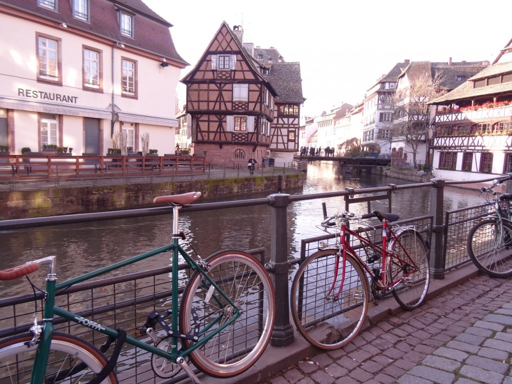 La Petite France en Alsace - Vélos posés le long de l'Ill