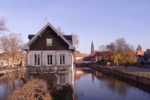 Canal dans la Petite France à Strasbourg - Pont couverts