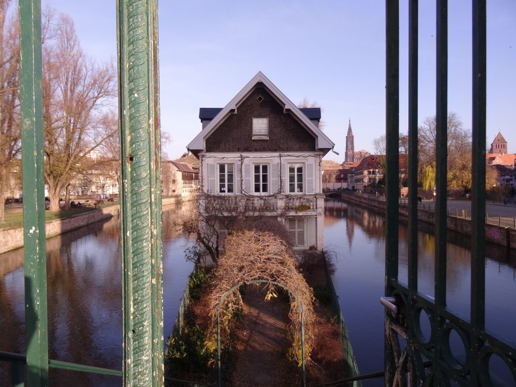 Maison sur le square des moulins, au milieu de l'Ill à Strasbourg 