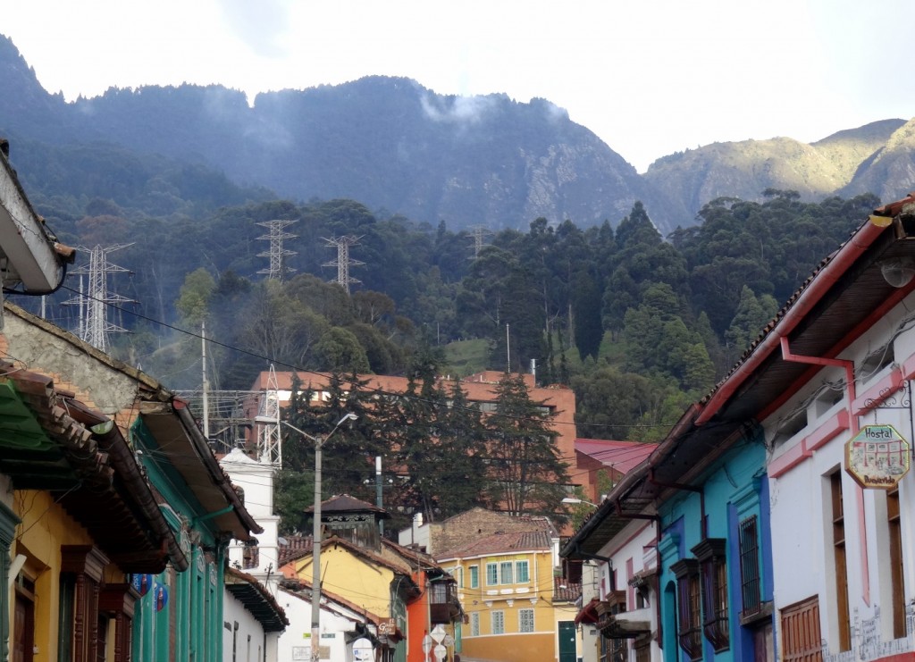 Les rues de Bogota et les montagnes