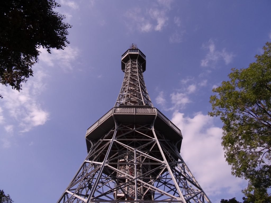 La tour Petrin sur une des collines de Prague