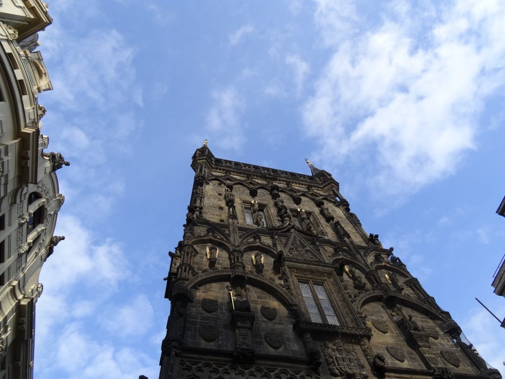 La tour poudrière non loin de Náměstí Republiky à Prague