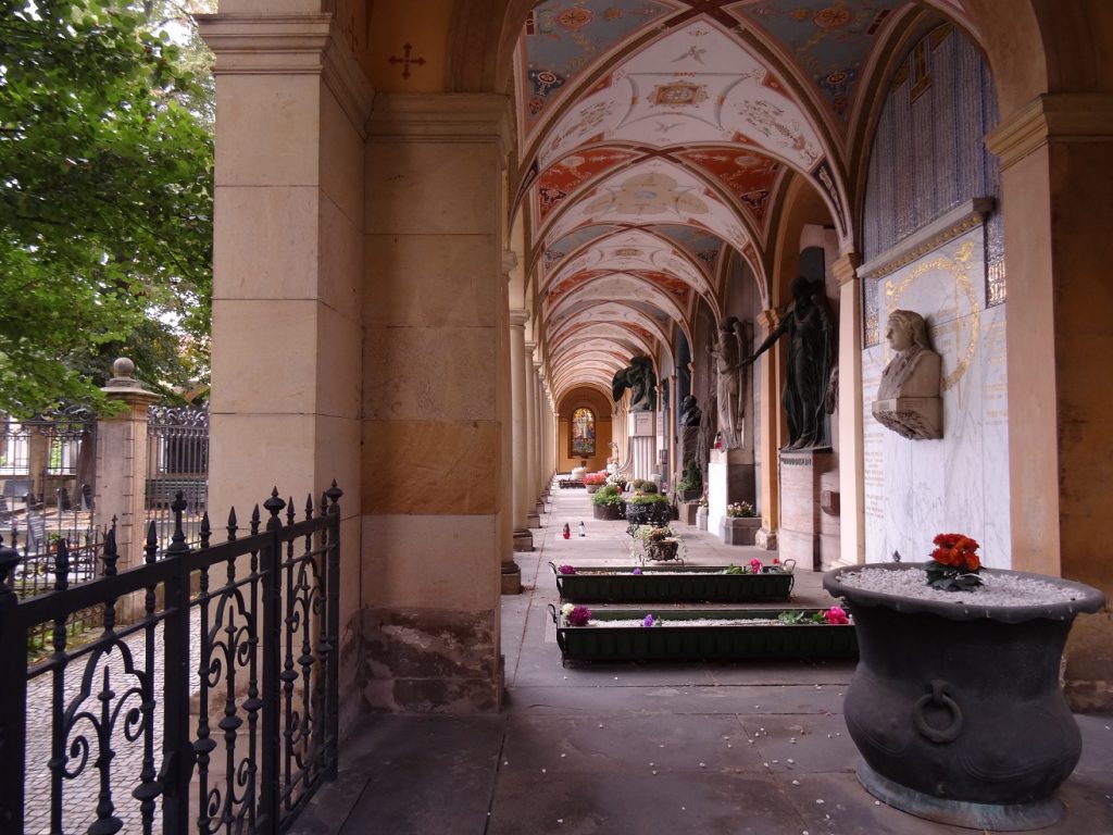 Les tombes du cimetière de Vysehrad