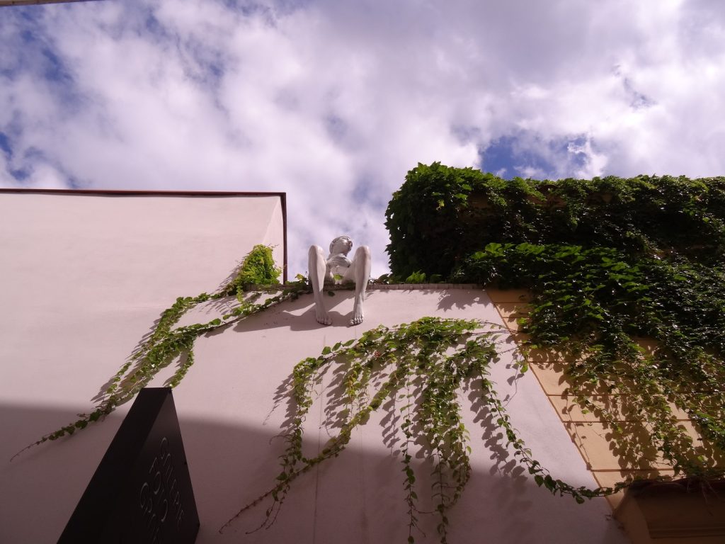 Une statue sur un mur dans la vieille ville de Prague