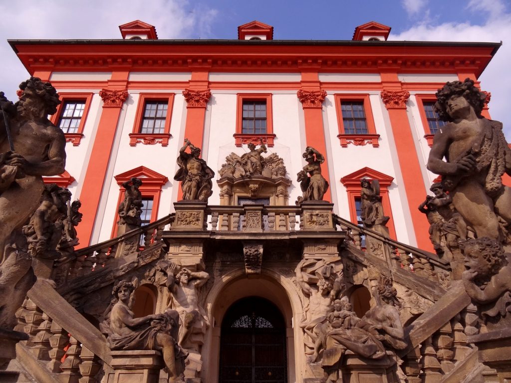 Escaliers du château Troja à Prague, République Tchèque