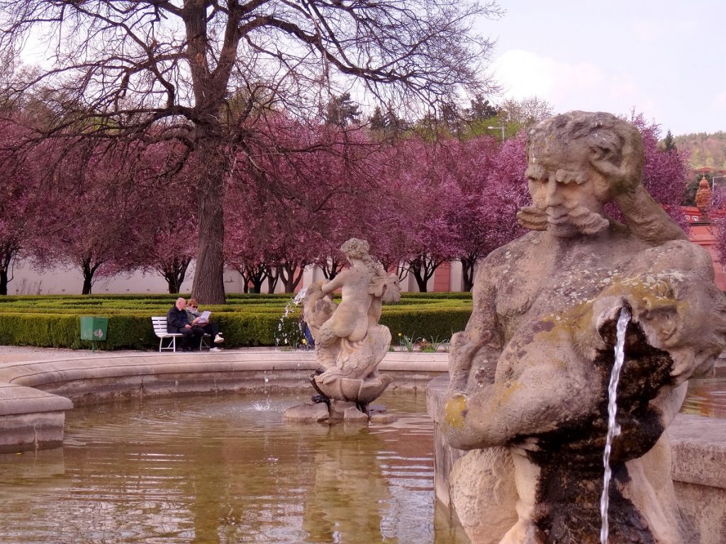 Statues de la mythologie grecque au château Troja à Prague, en République Tchèque 