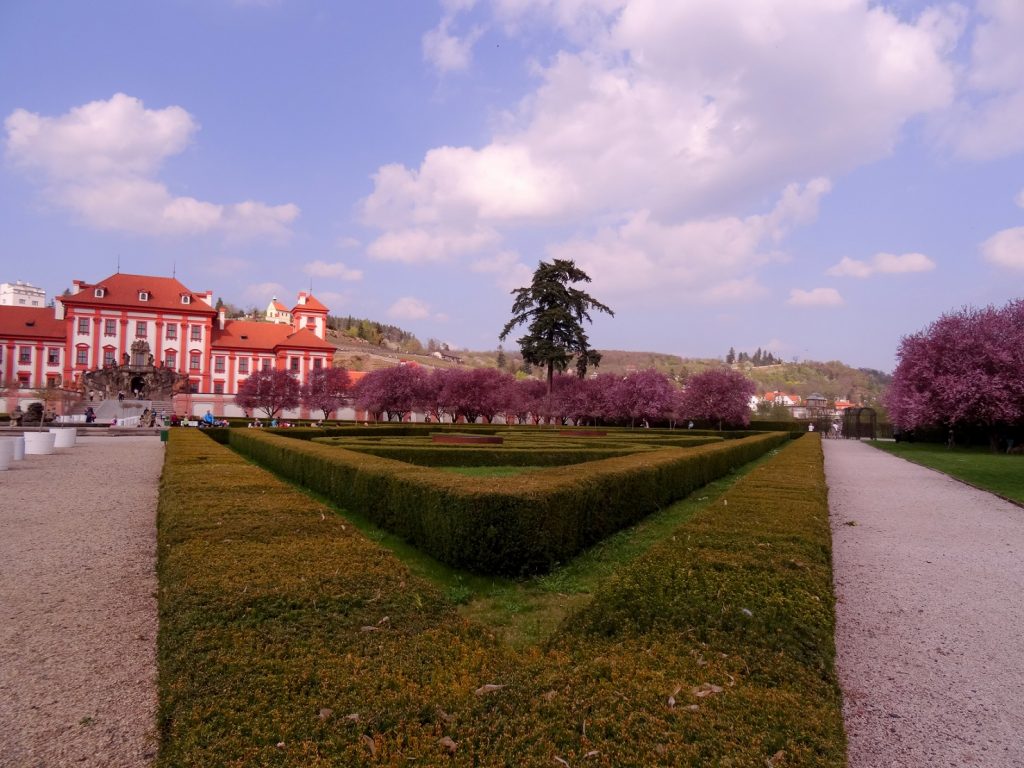 Arbres en fleur et verdure au château Troja à Prague, République Tchèque