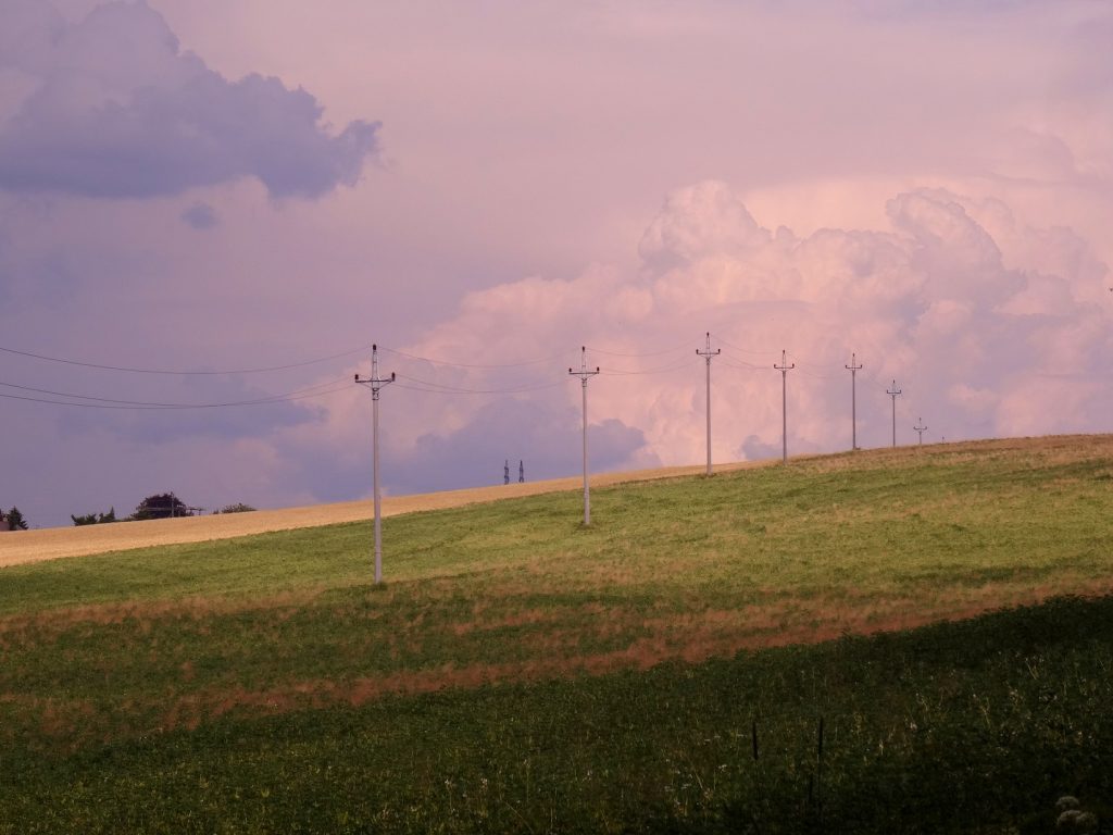 Contraste de couleurs, bleu du ciel et vert du champ