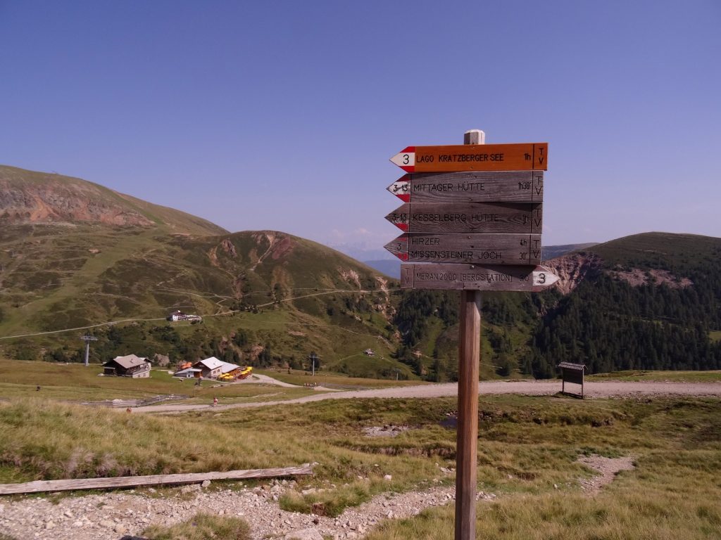 Le restaurant de Waidmannalm et les panneaux des sentiers