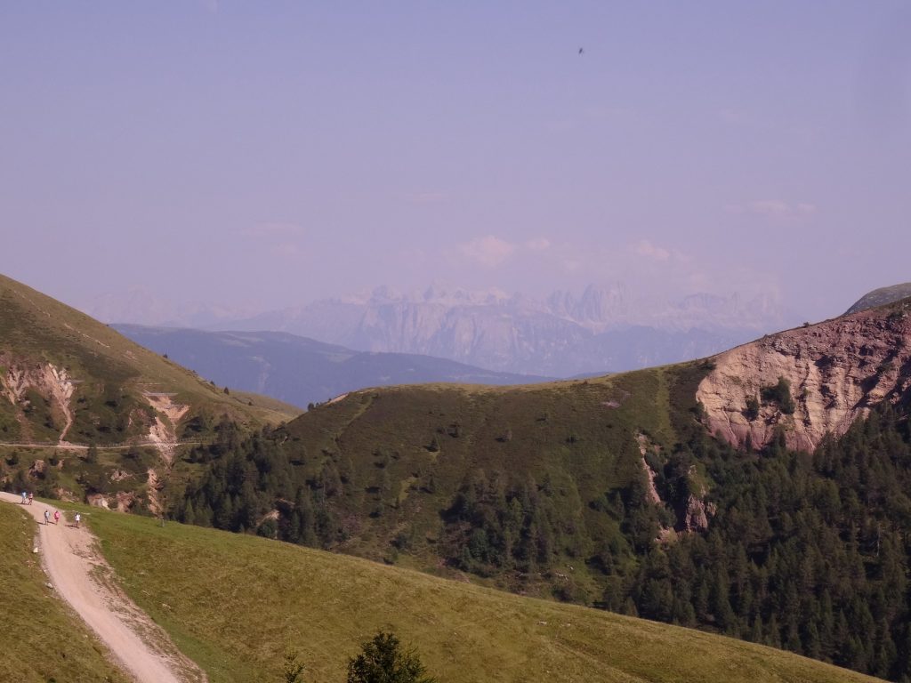 Les dolomites au loin de Merano