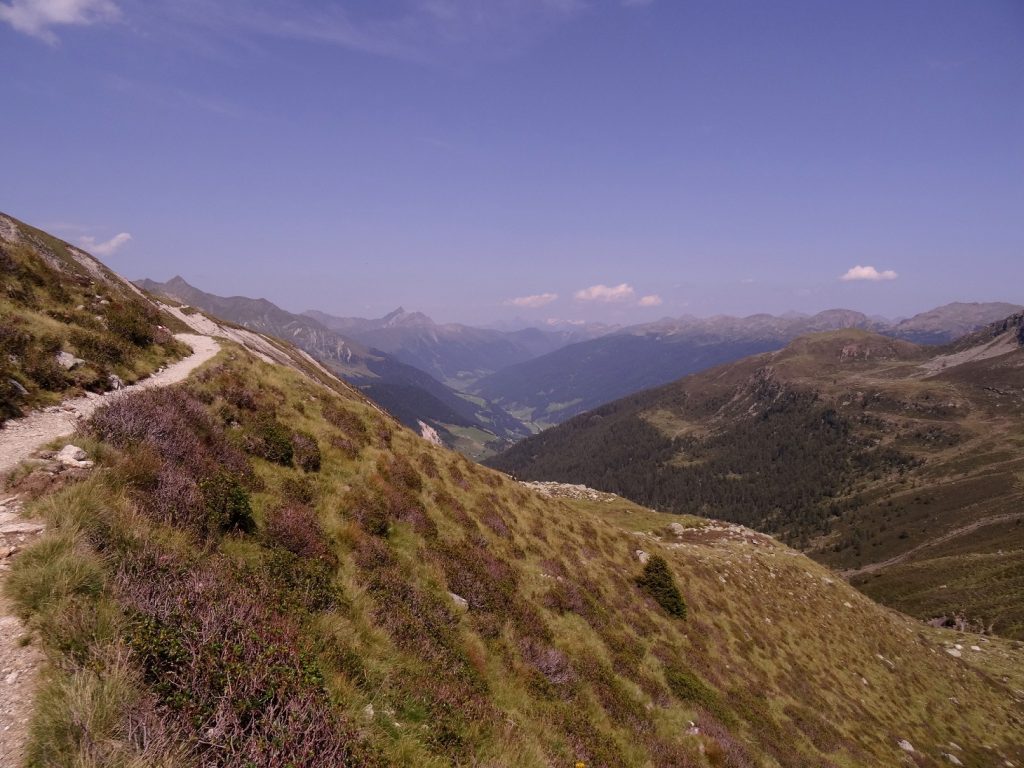 Chemin qui mène à la Kratzberger See (Lago S. Pancrazio) dans le Tyrol du Sud en Italie