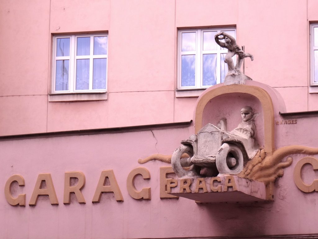 Architecture tchèque à Tabor, façade d'un garage