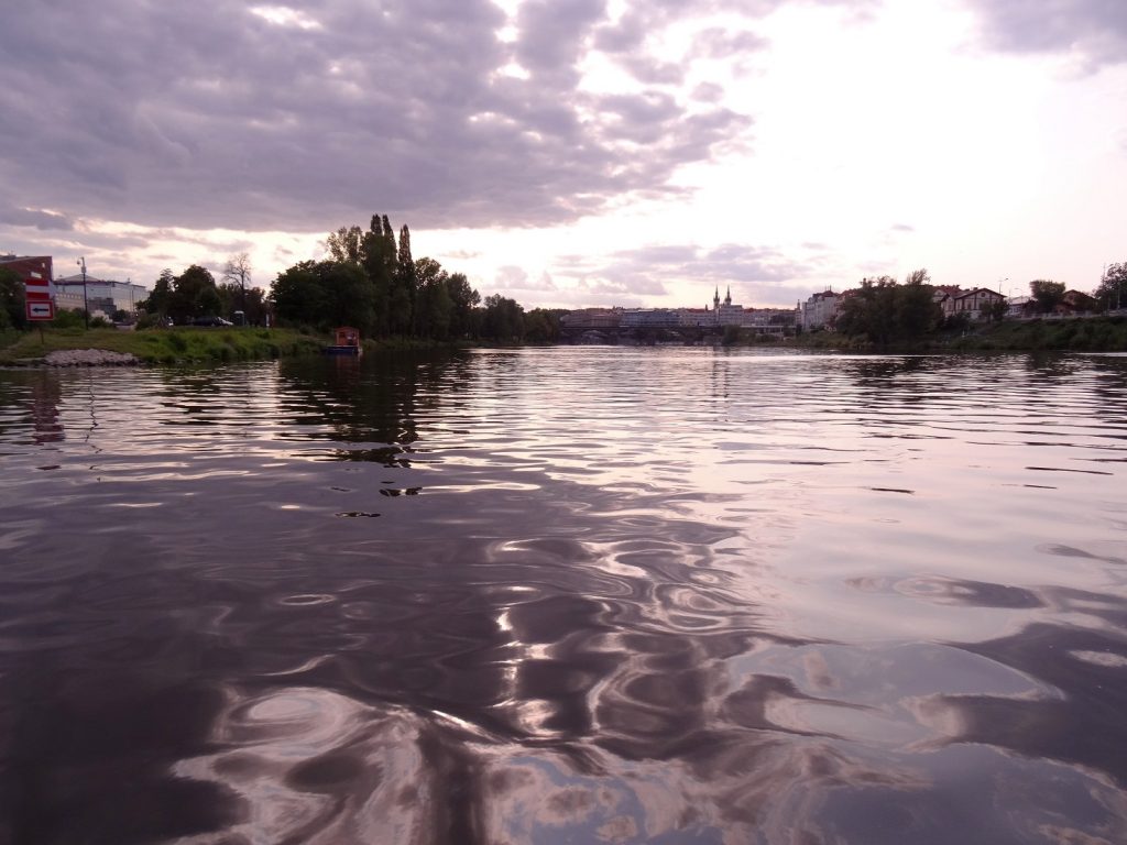 Traversée de la Vltava en bâteau à Prague