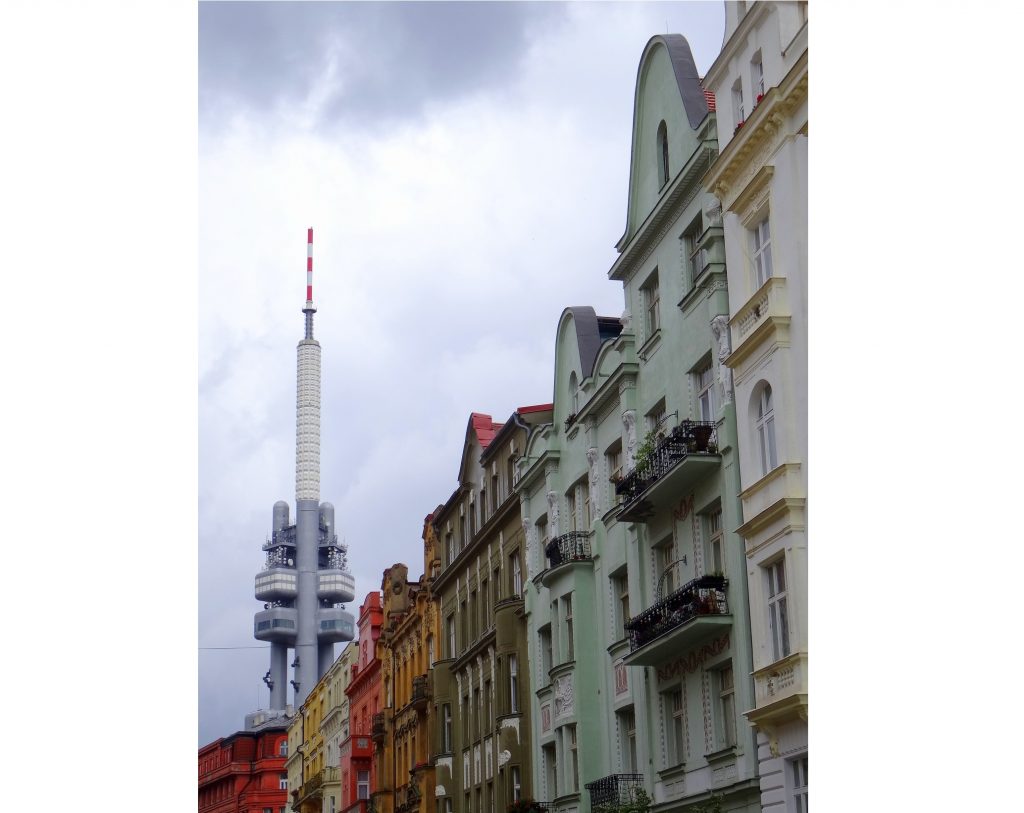 Tour télé et façades colorées à Prague