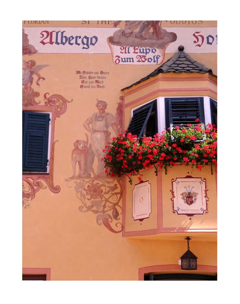 Façade fleurie dans les rues de Kastelruth - Castelrotto