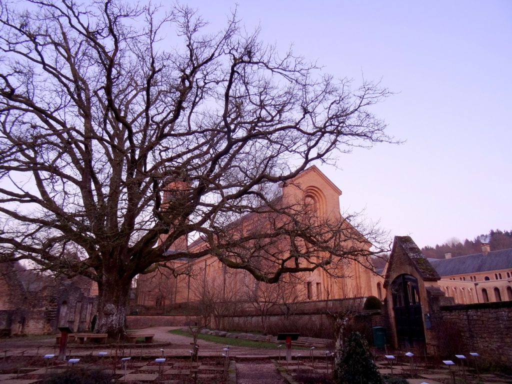 L’abbaye d’Orval au crépuscule