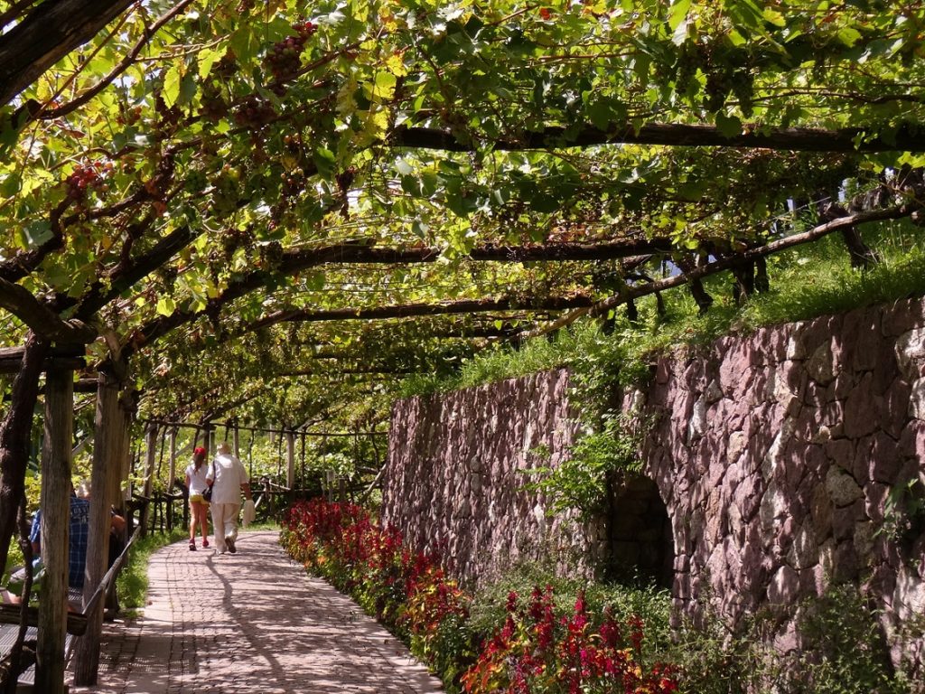 Passage à l'ombre non loin du château de Trauttmansdorff