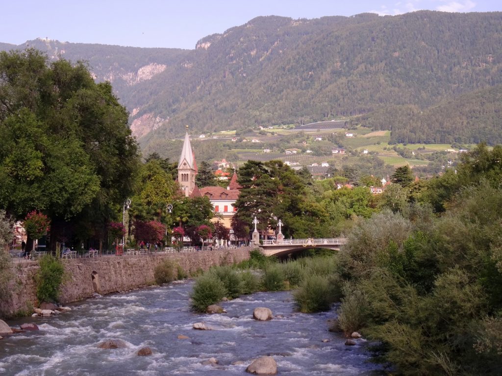 La rivière qui passe dans Merano et ses montagnes