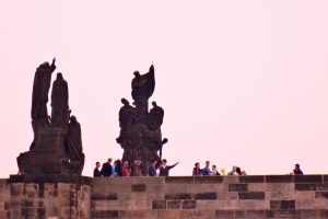 Touristes sur le pont Charles de Prague