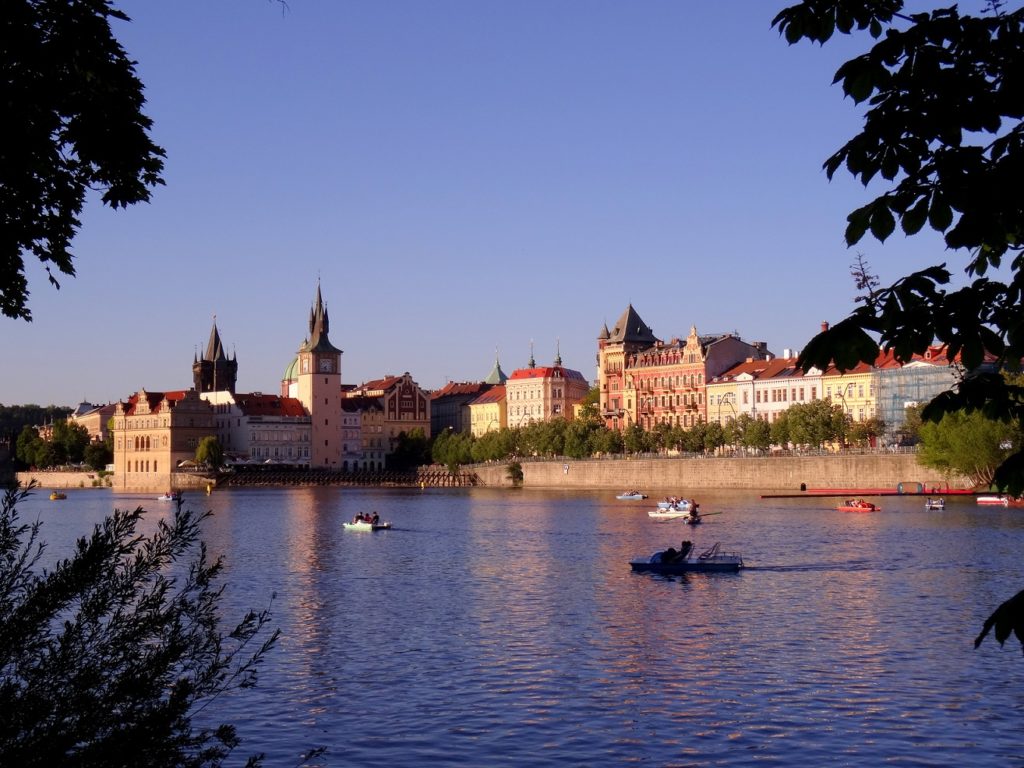 Pédalo sur la Vltava dans le centre de Prague en République Tchèque - Czech Republic, Praha