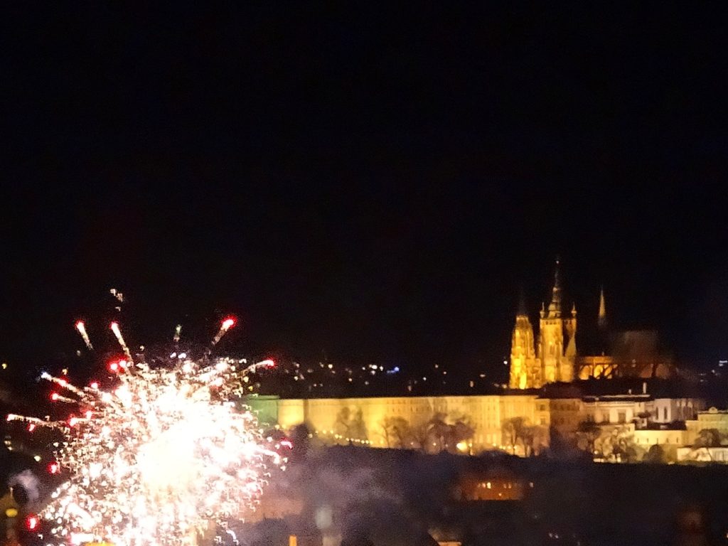 Feux d'artifice du nouvel an à Prague en République Tchèque